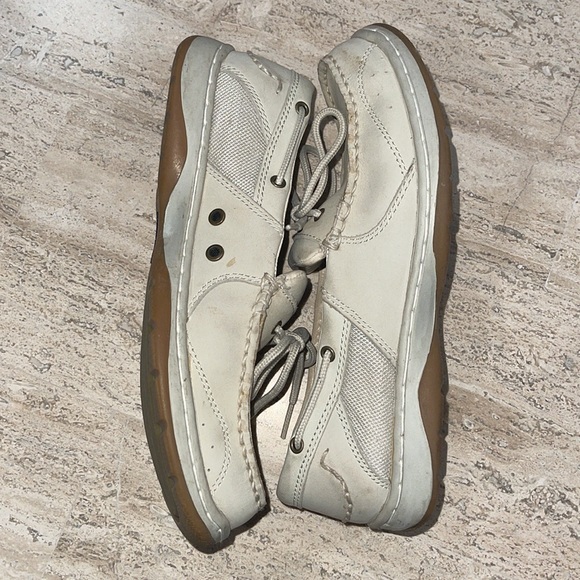 WEST MARINE Cream 1-Eye Performance Boat Mocs in size 8 Pre owned condition. - Picture 9 of 11
